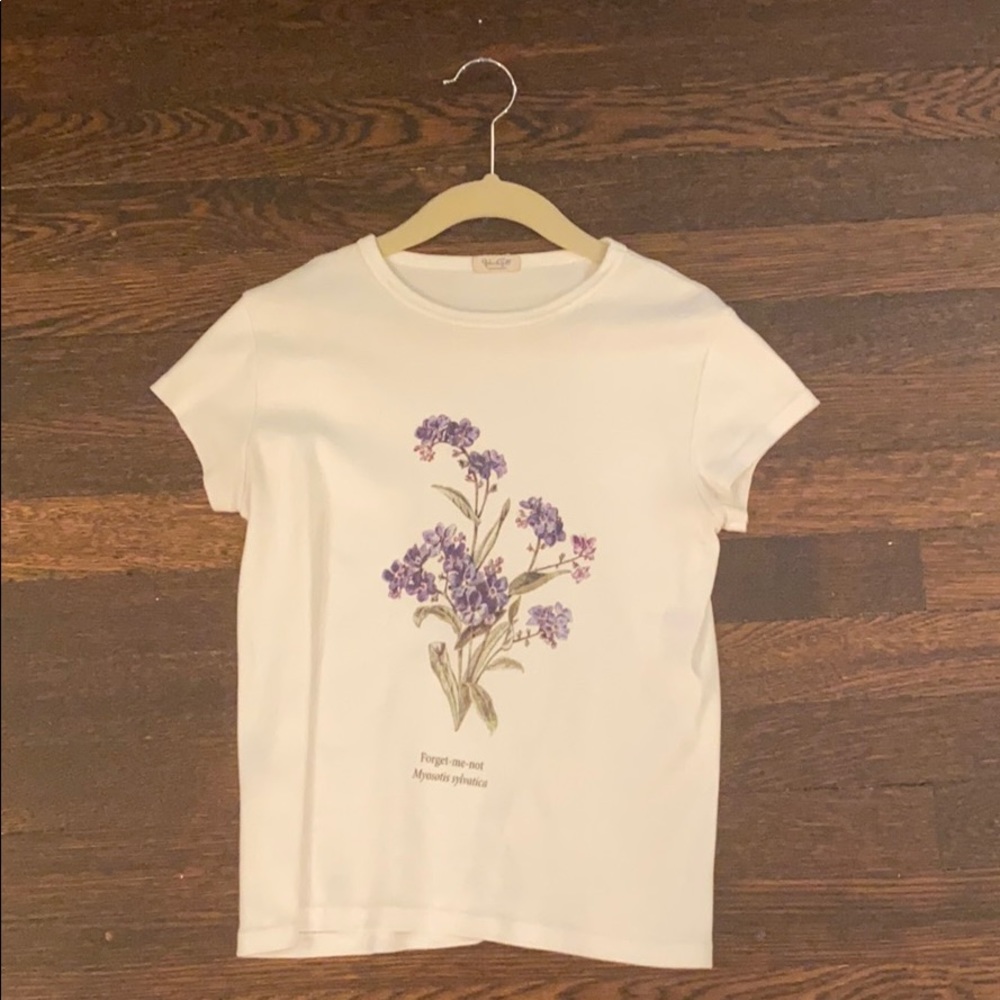 This is a brandy melville flower top